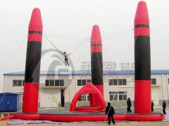 大型三柱充氣蹦極氣模運動設施廠家價格